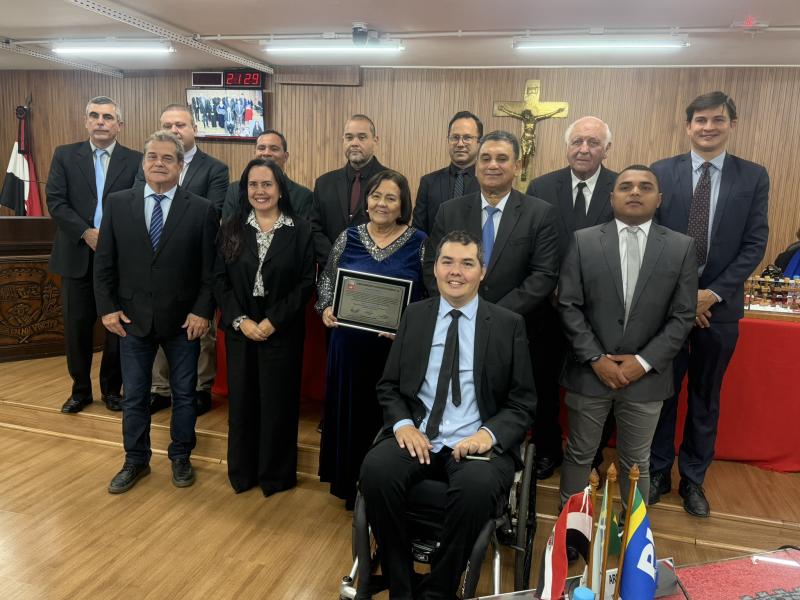 A homenageada entre os vereadores de Prudente