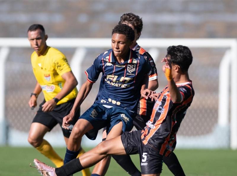 Sub-15 vence o Araçatuba FC por 2 a 1; gols da virada saíram no final