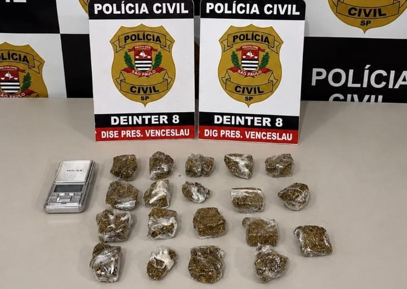 Em apartamento do envolvidos, policiais localizaram porções de maconha e balança