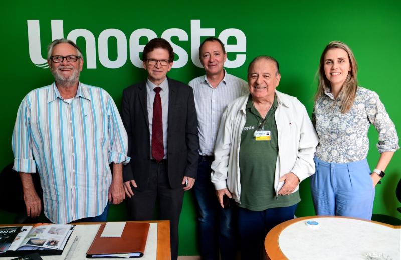 Cesar Lima, Mário Coimbra, José Eduardo Creste, Ismael Silva e Aline Blasechi durante encontro na Unoeste