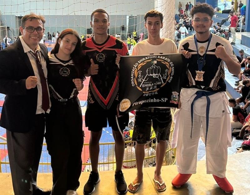 Sensei Shiratomi e os atletas da equipe comemoram a boa atuação no torneio