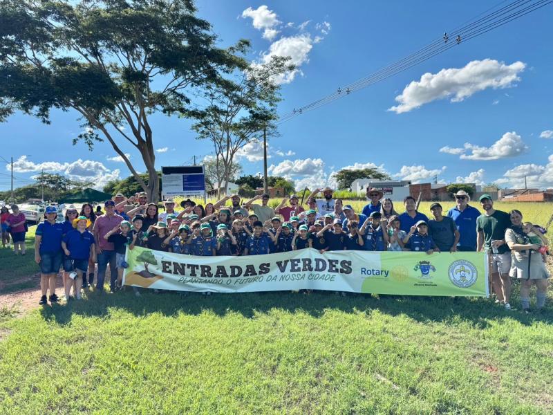 Voluntários participam do plantio de árvores do Projeto Entradas Verdes na entrada de Álvares Machado, em 14 de março de 2026