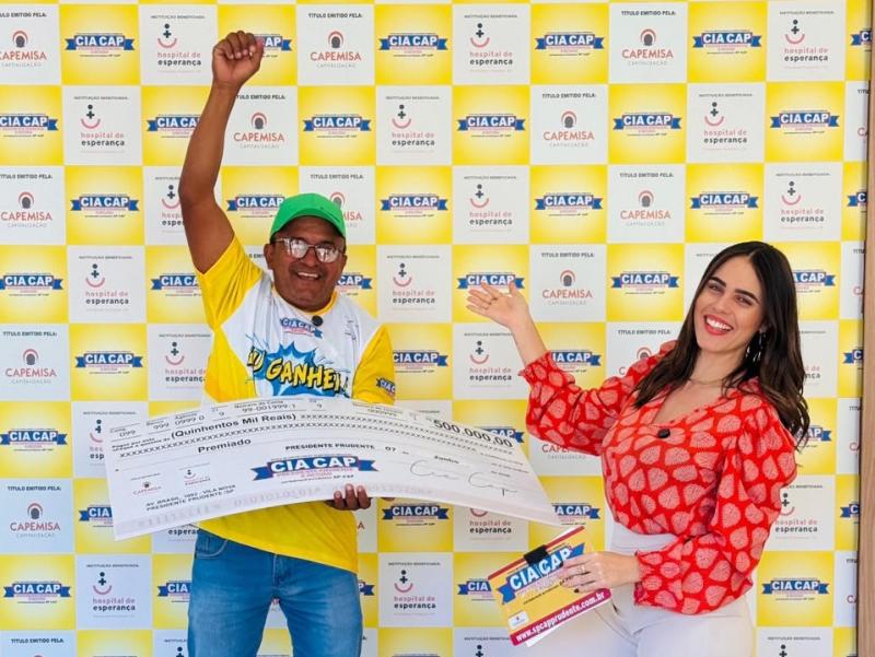 Tati Piovanni, a repórter CiaCap entrega o prêmio simbólico para o ganhador dos R$ 500 mil da semana