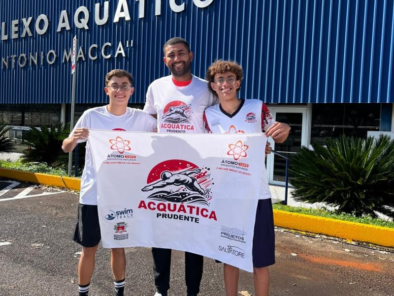 Técnico Carlos Abílio dos Santos, com os 2 atletas, Gustavo Carvalho Ribeiro e Gustavo Ribeiro Cavalcante
