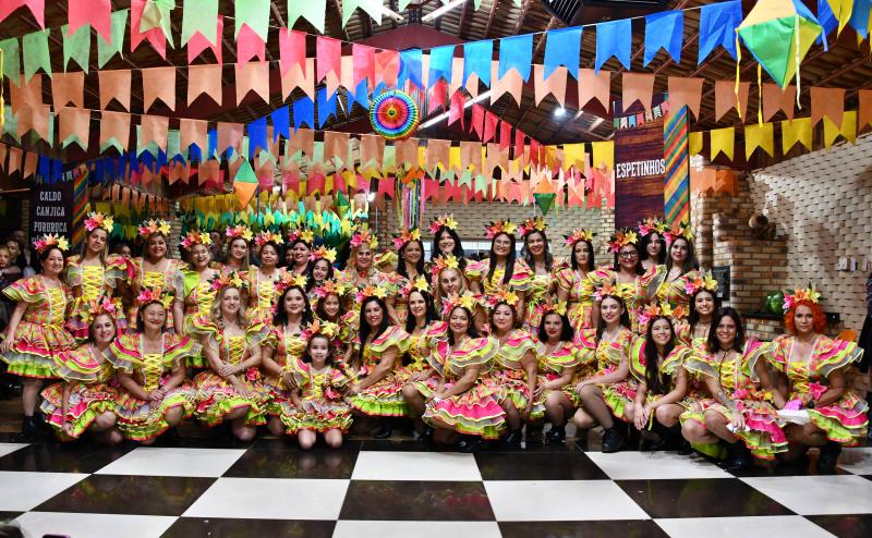 O grupo de dança do 27º Arraial dos Amigos, na festa junina mais tradicional do Pontal do Paranapanema