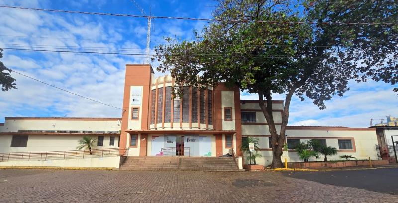 Fechado há anos e marcado por atos de vandalismo e ocupações irregulares, prédio está localizado ao lado da Praça da Bandeira