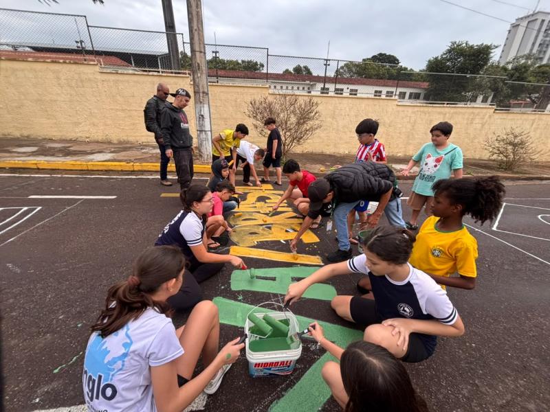 Ruas foram pintadas com cores, símbolos e mensagens de incentivo á Seleção Brasileira