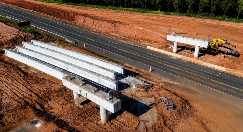 Peças serão posicionadas sobre viaduto em construção na SP-284