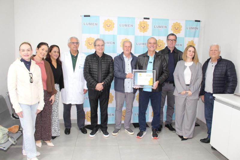Placa concedida a prefeito visa reconhecer apoio em ações voltadas à saúde e à inclusão social no município