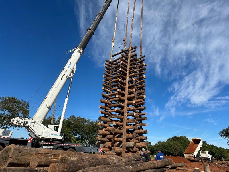 Entre os destaques da montagem está a construção da tradicional fogueira gigante de 58 m de altura