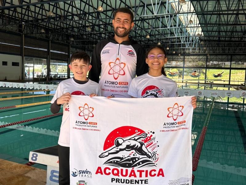 Técnico Carlos Aibilio, com os nadadores Davi Cardoso e Larissa Fustinoni, ontem, antes da viagem a Limeira 