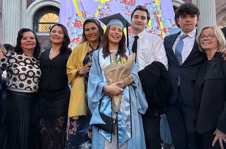 A avó Joana, a tia Ludmilla, Josy, Lorennah, seu namorado Denys (da Ucrânia, ele é produtor musical no Electric Lady Studios em Nova York), seu irmão Patrick e a avó americana à direita