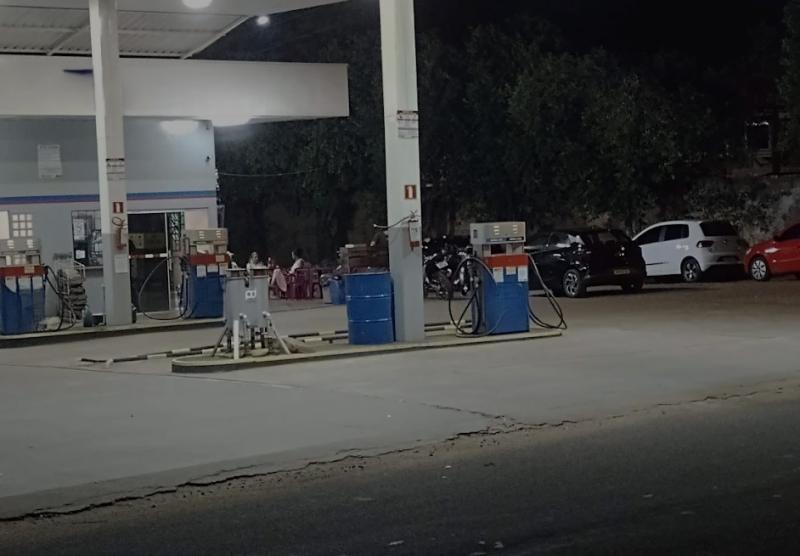 Policiais encontraram vítima caída ao lado de uma das bombas de combustível
