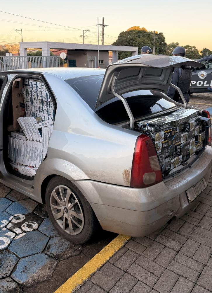 Veículo utilizado no transporte de mercadorias ilícitas foi perseguido e abordado por policias