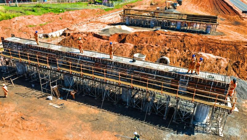 Lançamento de vigas de concreto teve início nesta segunda-feira