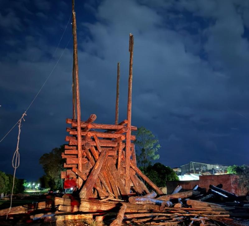 Estrutura da fogueira, ainda em fase de construção, sofreu uma queda parcial após o período de forte chuva e rajadas de vento registrado no local