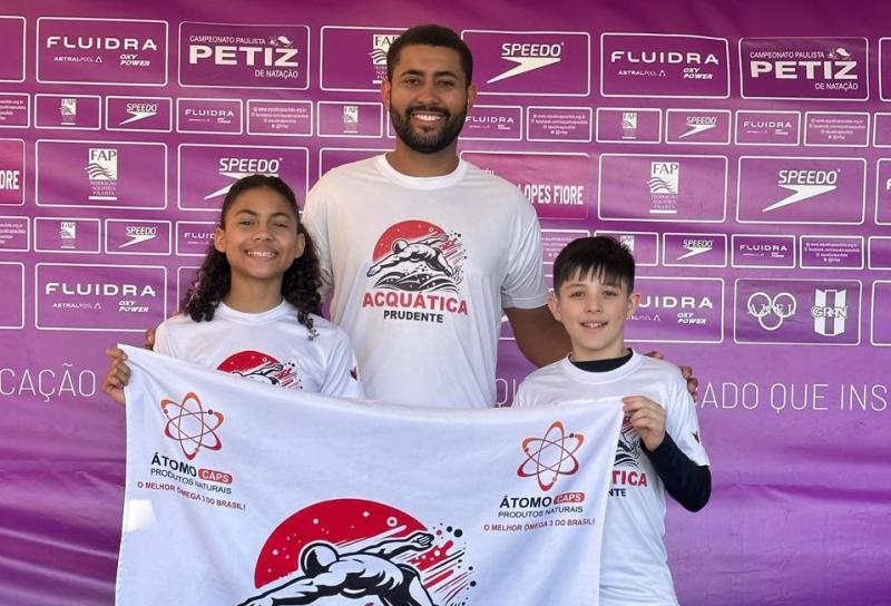 Os atletas Larissa Fustinoni e Davi Cardoso com o técnico Carlos Abílio dos Santos
