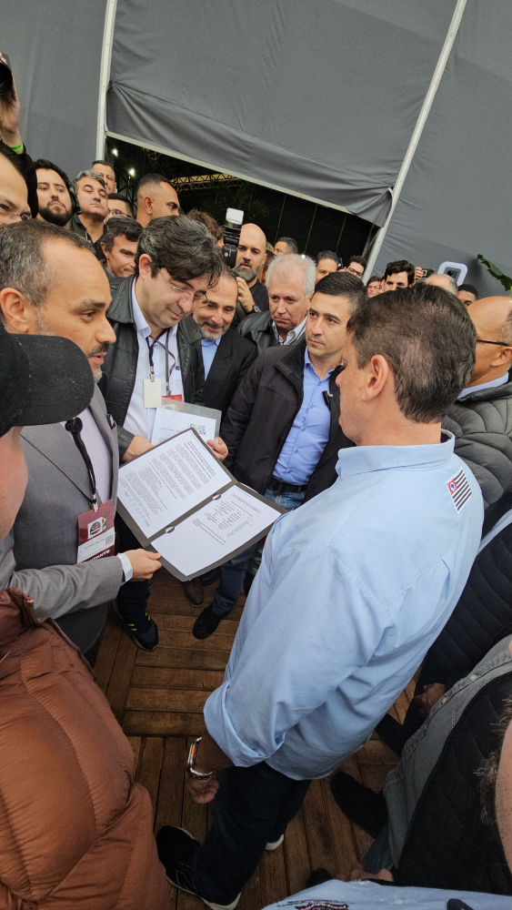 Manifesto foi entregue ao governador durante visita à abertura oficial da Feicorte