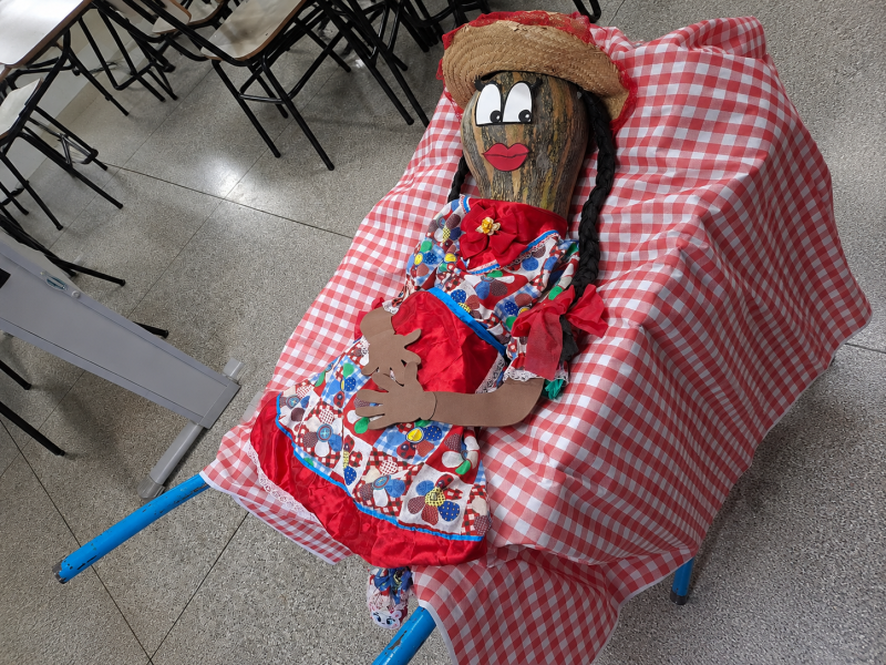 Votação popular escolheu Mia como nome para abóbora, mascote da escola