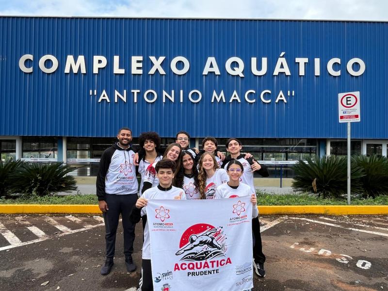 Atletas e comissão técnica da Aquática Prudente/Semepp, hoje à tarde, na Semepp, antes do embarque