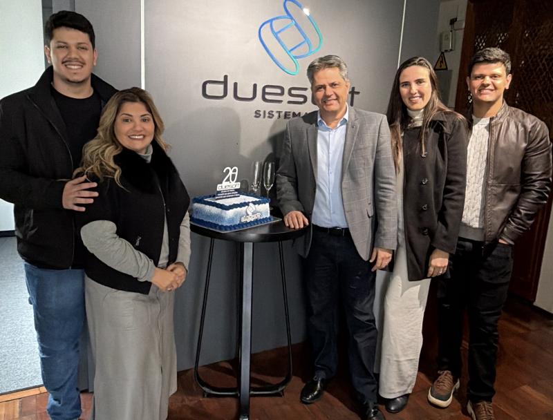 Marco Thomas e Silvia Vinha, filhos e nora, comemoram os 20 anos da Duesoft Sistemas