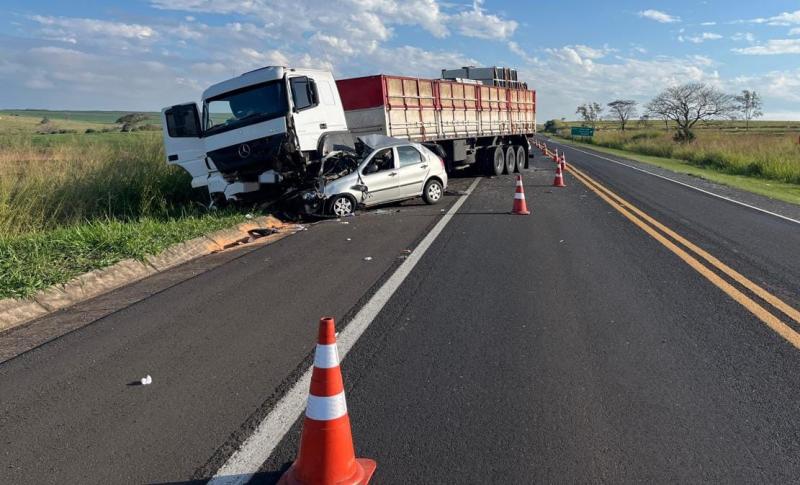 Prudentino conduzia Palio que bateu de frente contra conjunto de transporte de carga