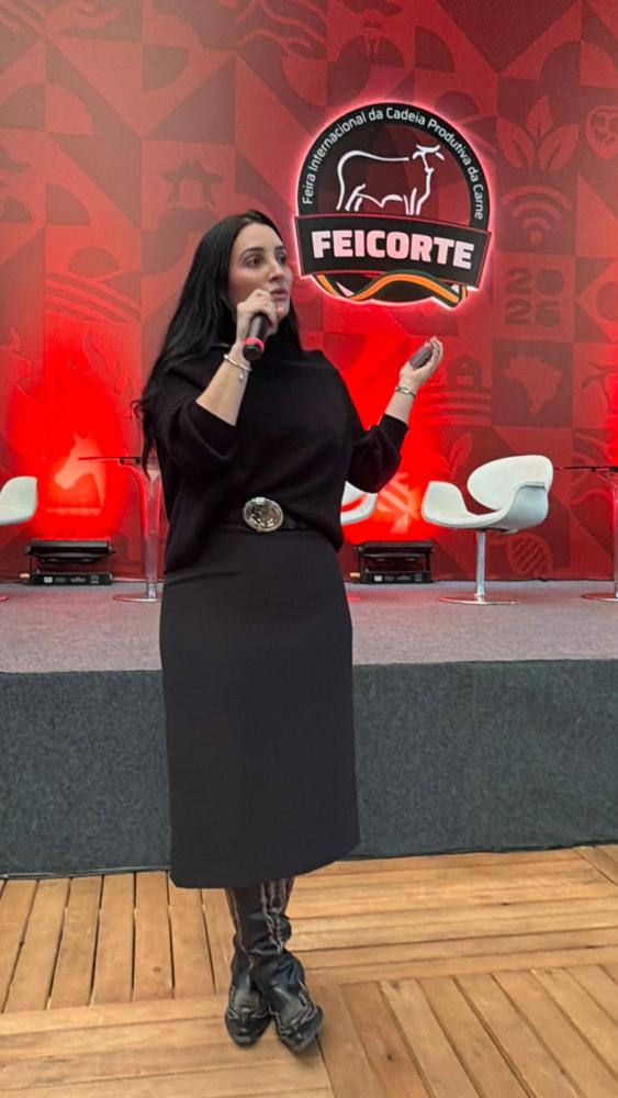 DRA. LAIS ABREU: APRESENTAÇÃO DA CIENTISTA DA USP SURGE COMO UMA FERRAMENTA GEOPOLÍTICA E TÉCNICA INDISPENSÁVEL PARA QUE IDERANÇAS E DIPLOMATAS DO AGRONEGÓCIO NACIONAL DEFENDAM A EFICIÊNCIA, A SEGURANÇA E A SOBERANIA DA PRODUÇÃO DE CARNE DO BRASIL FRENTE AO PROTECIONISMO EUROPEU