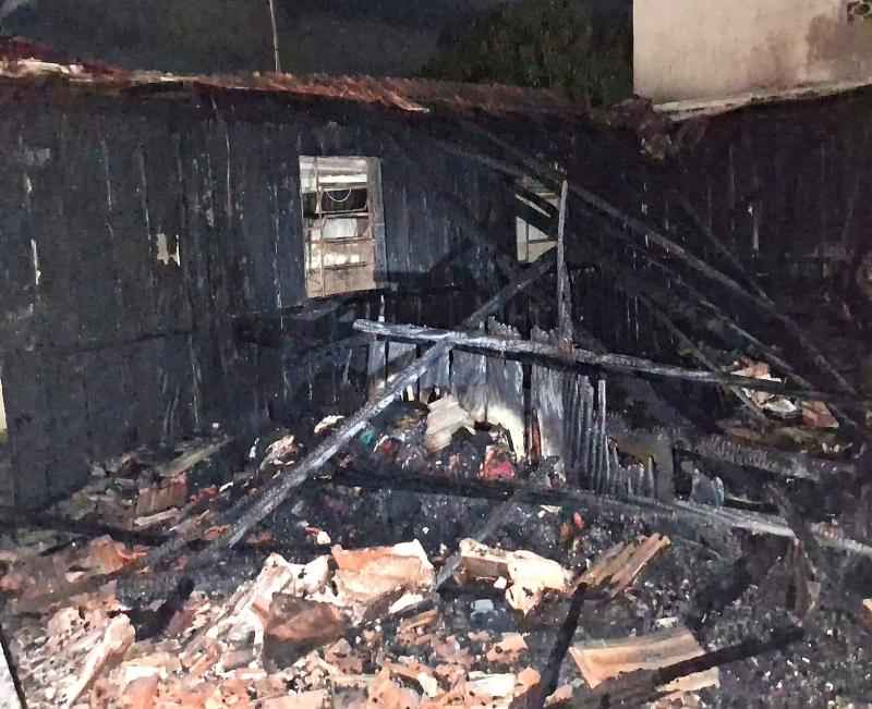 Carregador pegou fogo e deu início às chamas que se espalharam pela estrutura de madeira da casa