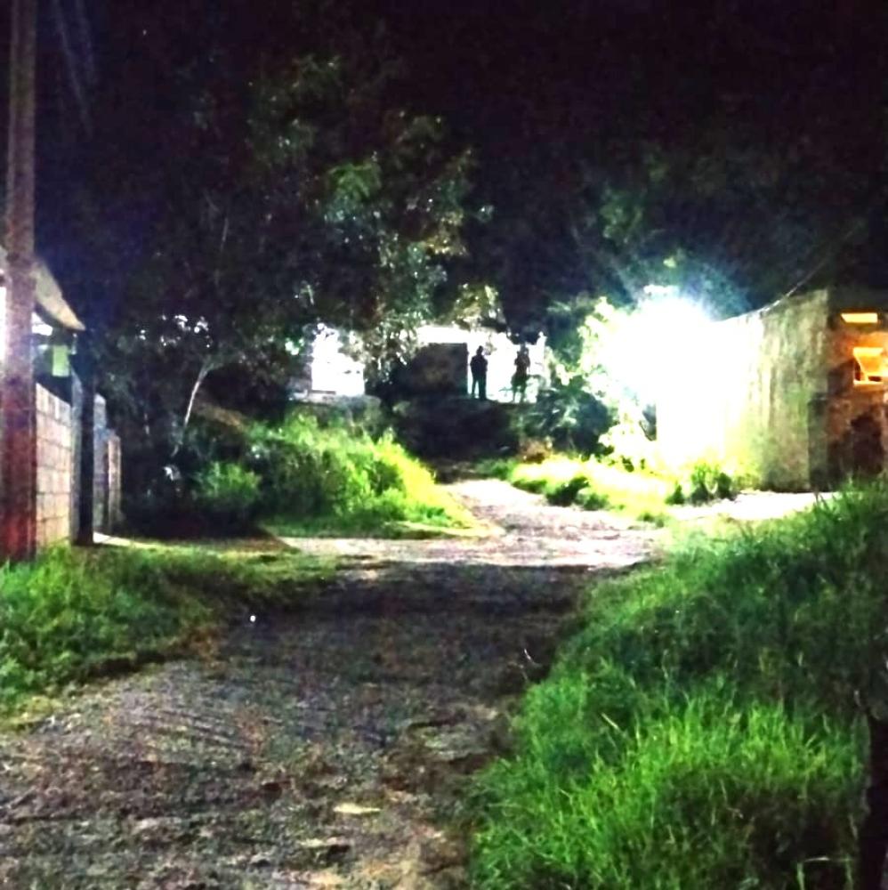 Jovem foi encontrado caído ao solo, em frente a uma residência, com ferimento no lado superior da face