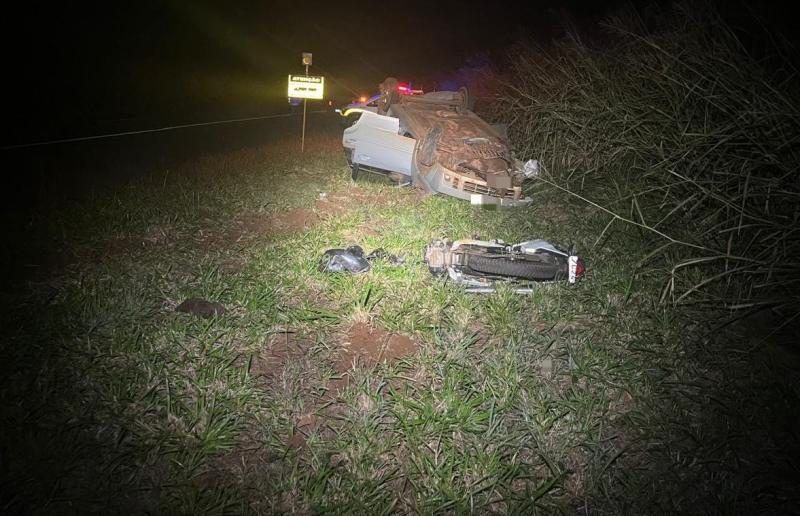 Após batida, carro capotou e parou, juntamente com a moto, no acostamento da via, no Km 127