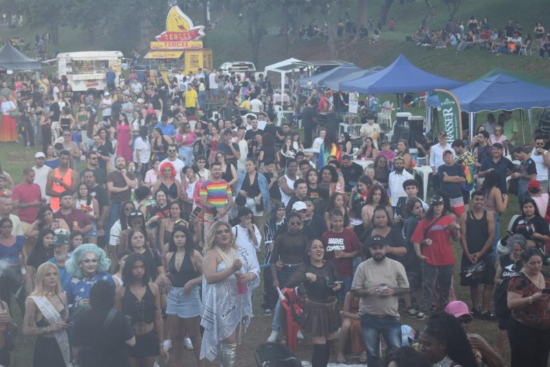Realizada das 14h às 22h, programação contou com 24 atrações, entre DJs, apresentações musicais, performances drag e grupos de dança
