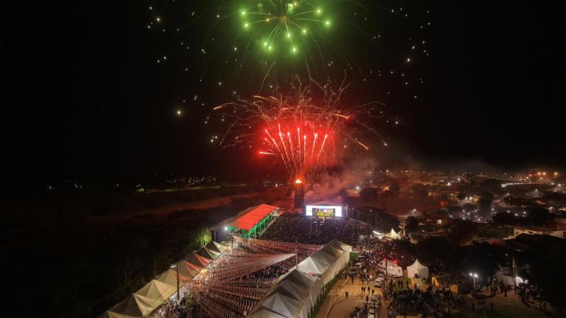 Ponto alto da festa foi no sábado, quando foi acesa a tradicional fogueira, seguida de show pirotécnico