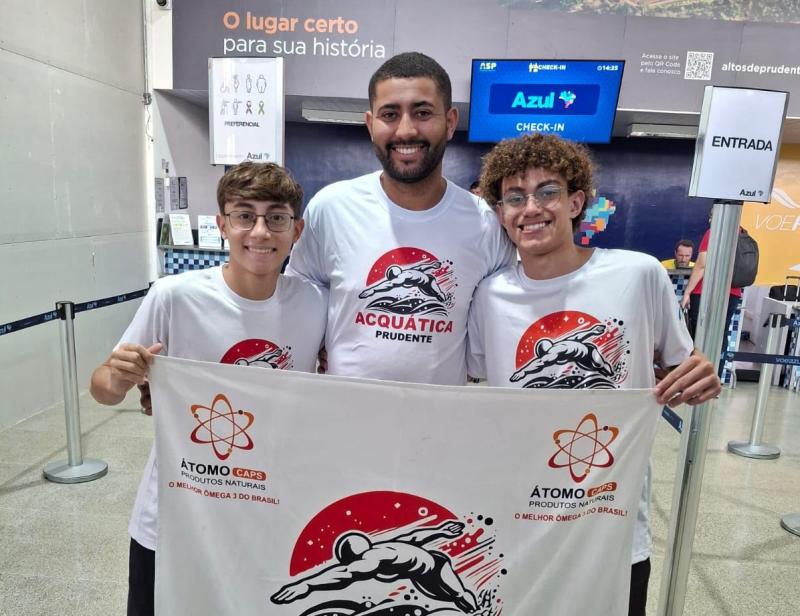 Nadadores prudentinos e o técnico Carlos Abilio, ontem, no embarque para Brasília
