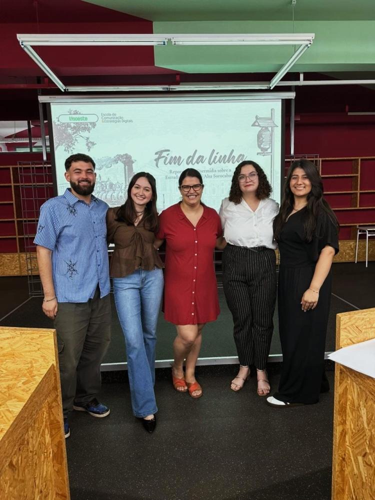 Estudantes de Jornalismo são orientados pela professora Fabiana Alves (no centro)