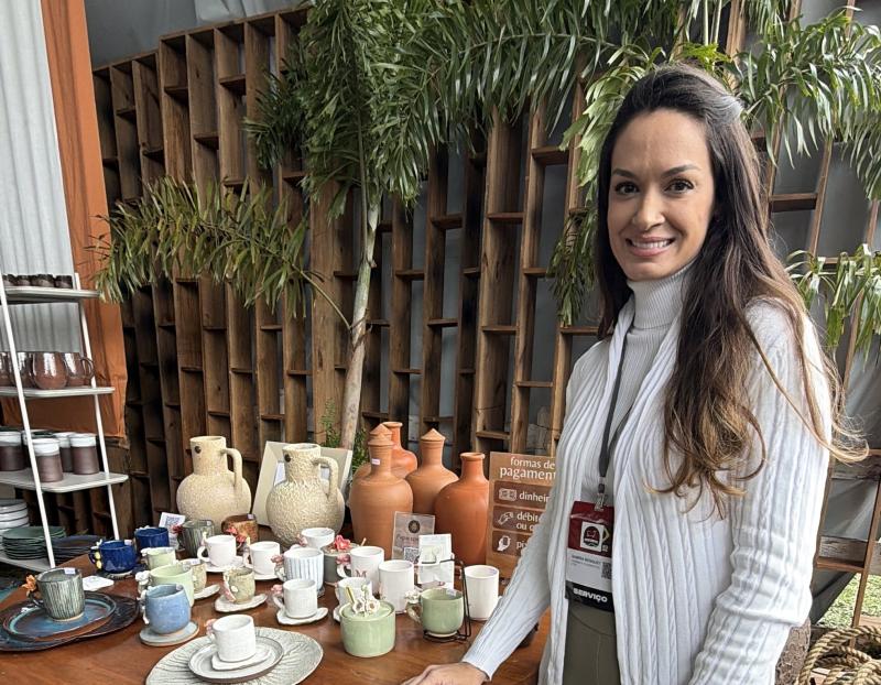 Samira Bosquet expôs seus trabalhos no showroom da Cerâmica Quatro Elementos, na Feicorte 2026