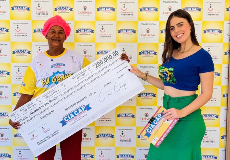 Tati Piovanni, repórter CiaCap, entregou o cheque simbólico de R$ 200 mil para D. Maria Aparecida