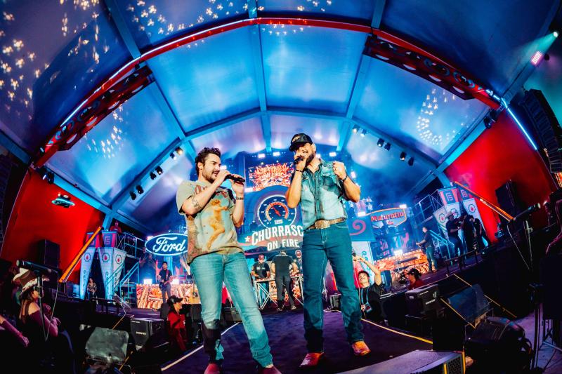 Show tem início a mais de 10 m de altura e se desenvolve em uma estrutura móvel, com ativações e conexões entre palcos ao longo das 3 horas de apresentação