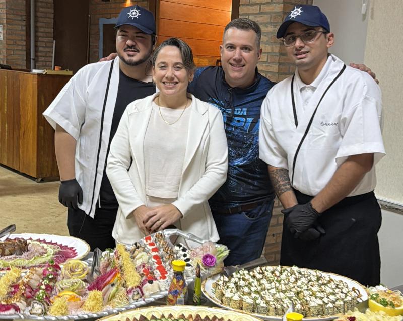 Chef Maciel com esposa e integrantes da equipe 