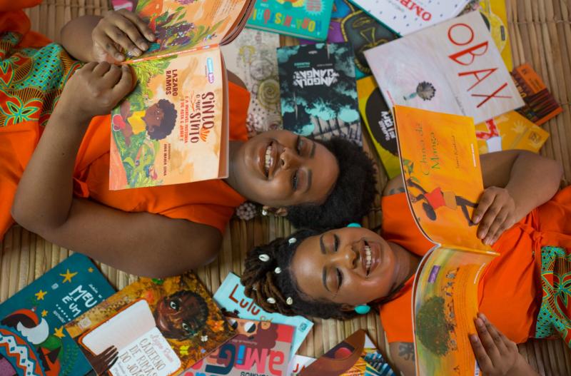 Hoje, às 15h, Quintal recebe a mediação de leitura "Histórias pretinhas pra contar e encantar", com a Cia Caruru