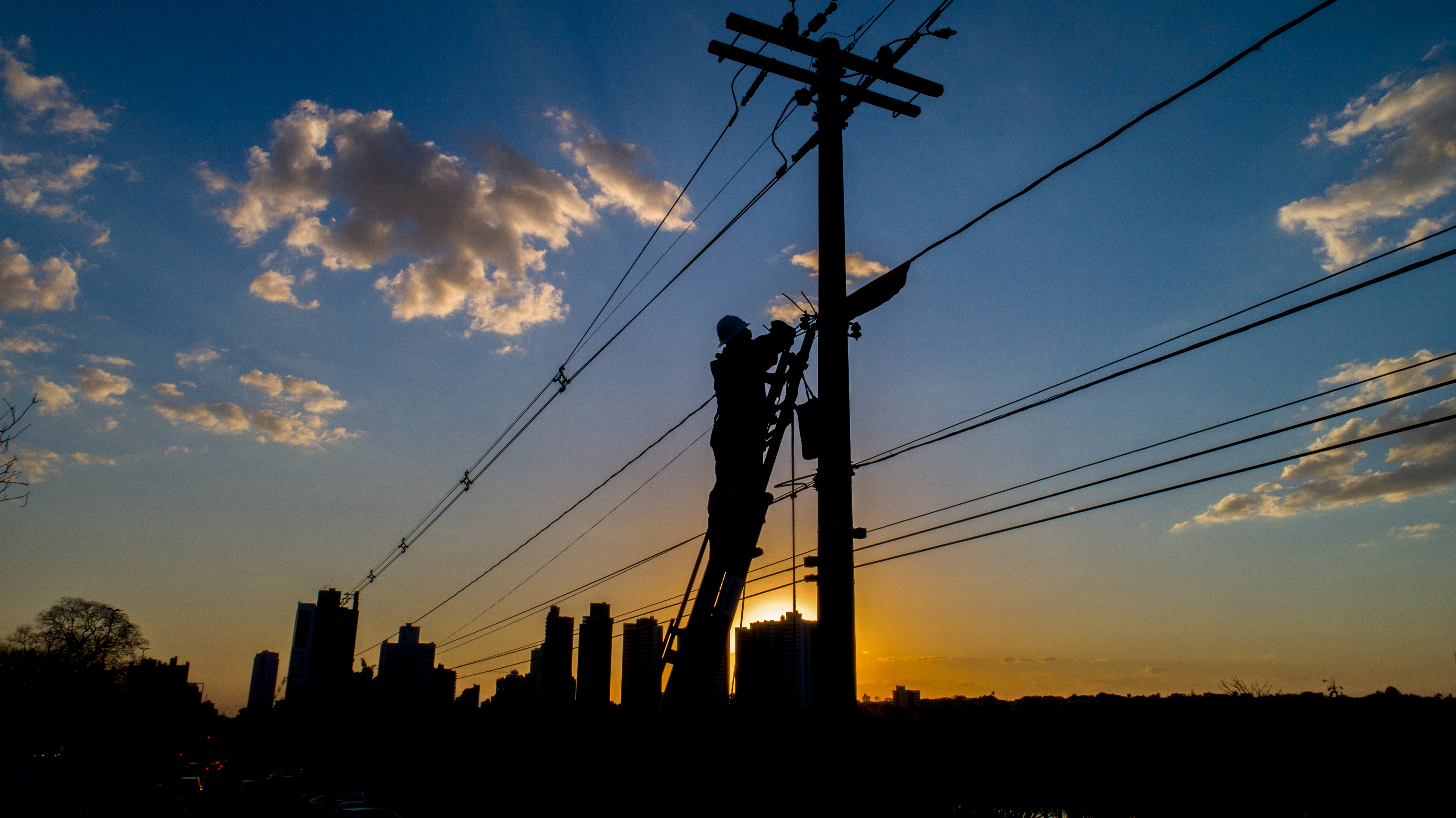 Oportunidades são para funções de eletricista de montagem de manutenção e eletricista de linha viva