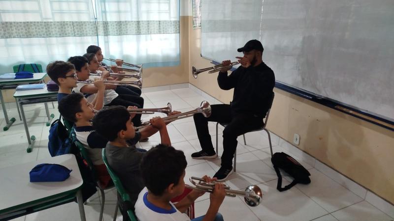Projeto Fanfarra na Escola de Presidente Epitácio oferece aulas de instrumentos e também coreografia