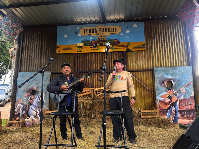 Sr Deusdete e Sr José Lino se apresentando na festa junina de colaboradores do Terra Parque
