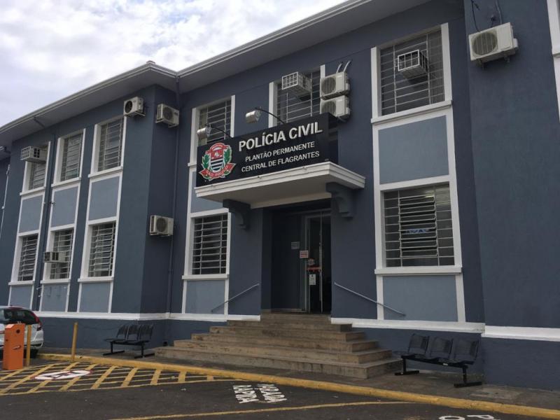 Suspeito foi levado à delegacia, onde foi informado da morte da vítima