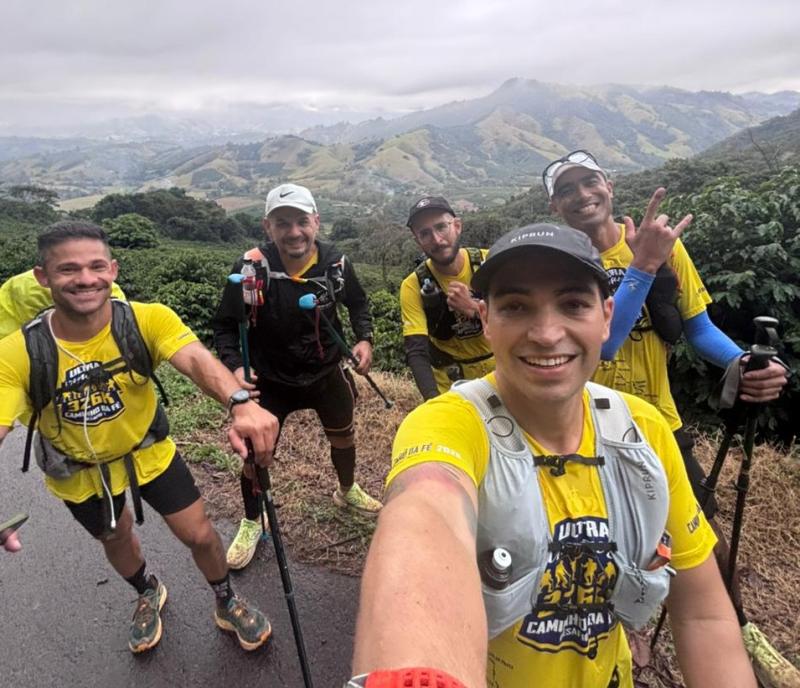 O maratonista prudentino, Gabriel Gigante, e os amigos Adriano Cobaia, Everaldo Teixeira, Renan Cola e Anderson Lima (do perfil @correndosimples) registram a imensidão da Serra da Mantiqueira, em Minas Gerais