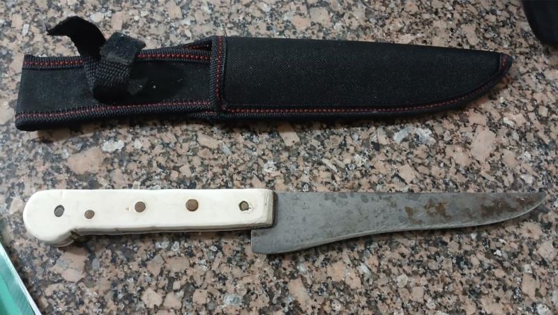 Policiais localizaram faca na cintura do autor, que a lançou ao chão após determinação da equipe