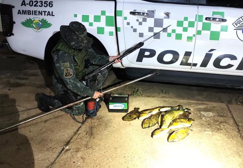 Barco, motor, pescado e equipamentos foram apreendidos durante patrulhamento náutico no Rio Paraná