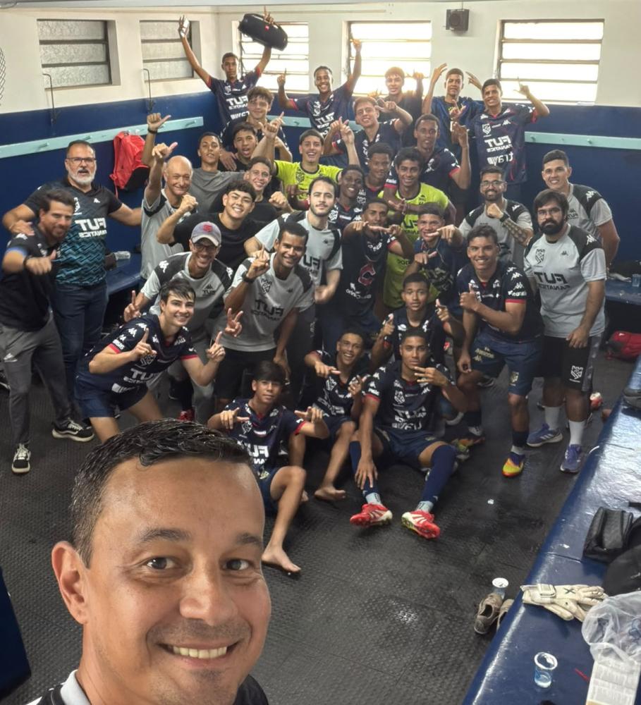 Comemoração no vestiário do time do Sub-17 que venceu o Marília por 3 a 1