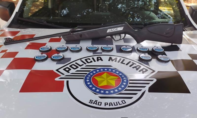 No imóvel do suspeito, PMs apreenderam espingarda de pressão e 1.500 chumbinhos calibre 5,5 mm