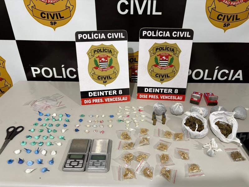 Com o casal foram localizadas diversas porções de drogas, balanças, embalagens, dinheiro e projéteis