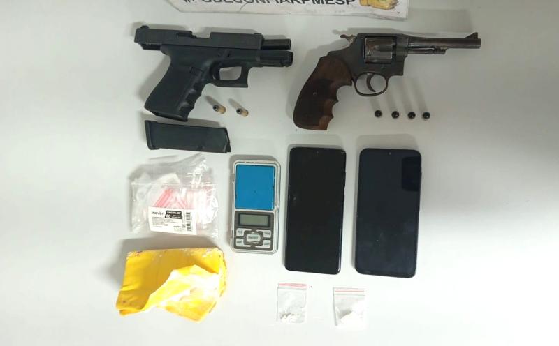 Entre outros objetos, policiais apreenderam revólver calibre 32, furtado em 2000, e uma pistola 380